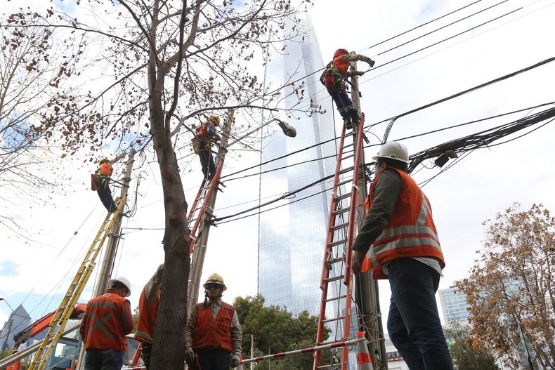 Trabajos de Enel provocan cortes de luz en Santiago - Agencia Uno