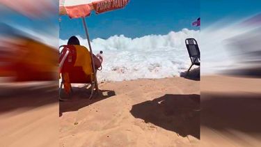 VIDEO| Impresionante ola arrasa con bañistas en Río de Janeiro: Causó pánico en la playa