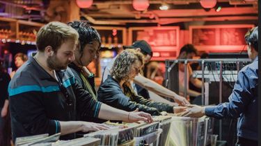 Pizza, cervezas y música: 7° edición de “Santiago en Vinilo” con más de 5 mil discos y bandas en vivo