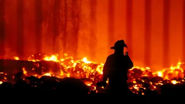 Incendio en Papelera de Puente Alto genera evacuaciones de barrios y obliga a suspender clases