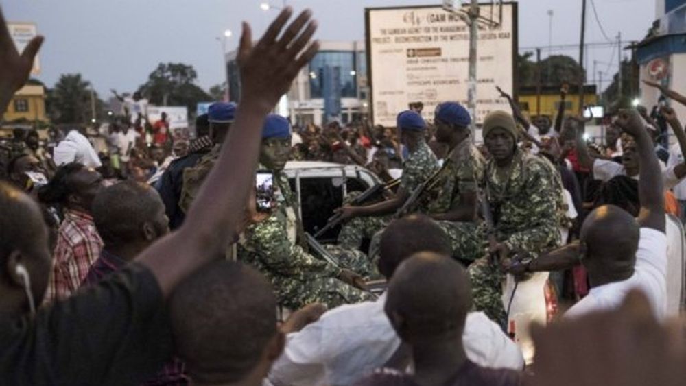 Vientos de cambio: Gambia manda al dictador Jammeh al exilio tras 22 años al poder