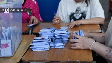 El Desconcierto | 7670 gente joven contando votos.jpg