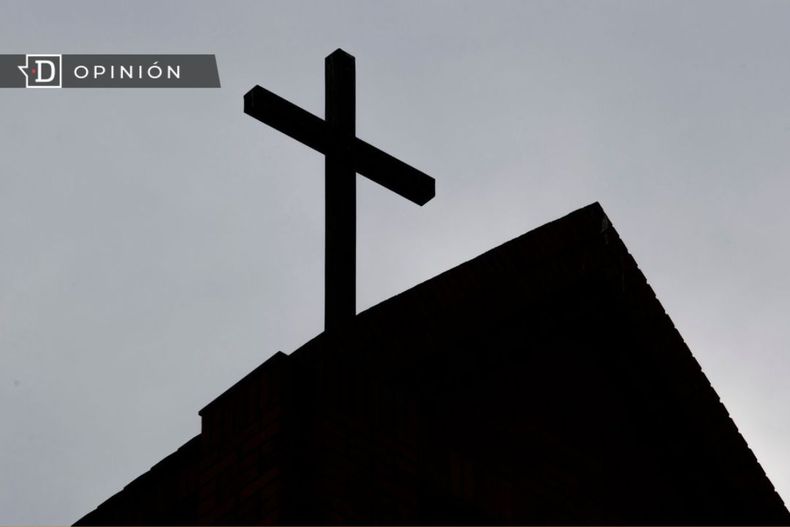 6308 imagen de la cruz en el techo de una iglesia ensombrecida.jpg