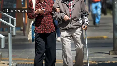 El Desconcierto | 18380 imagen de dos adultos mayores caminando.webp