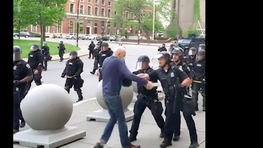 Protestas en EE.UU: Dos policías imputados por empujar a un hombre de 75 años contra el suelo