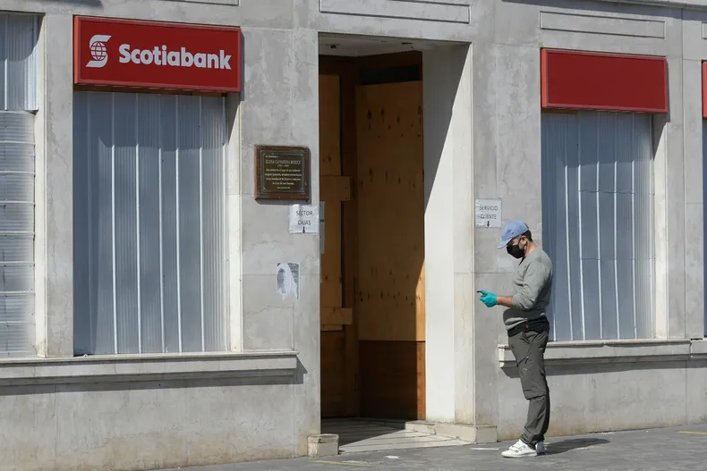 piso mojado y sin senaletica provoco caida de mujer en banco scotiabank debera indemnizarla con 98 millones.webp