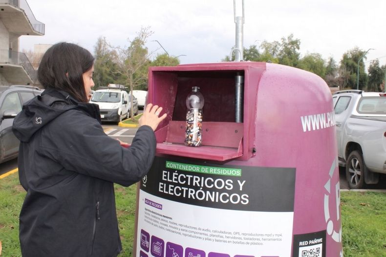 Expertos y municipios advirtieron sobre la baja tasa de valorización de residuos electrónicos. En paralelo, el Decreto Supremo N°22 obliga a los productores a financiar su recolección, con metas que parten en 3% y alcanzan el 45% en una década.