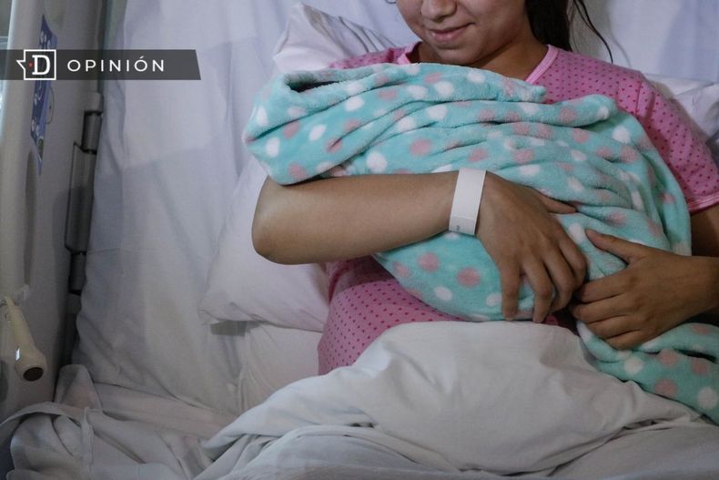 7940 imagen de una mujer con su bebe recien nacido en ua cama de .jpg