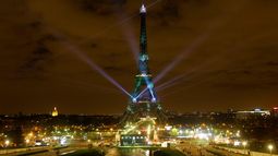Francia decreta toque de queda en Paris y ocho ciudades a causa del avance del COVID-19