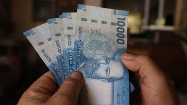 Más de la mitad gana $600 mil o menos en Chile / Agencia Uno