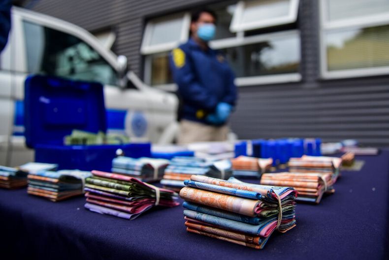 senador flores (dc) por ley de inteligencia economica: otorga colmillos al sii y aduanas.jpg