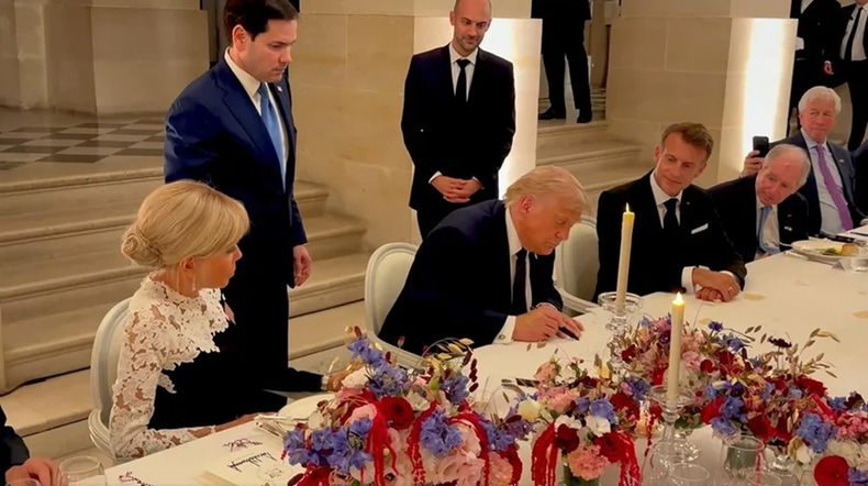 Donald Trump firmando el acuerdo de Estados Unidos con Irán en Versalles - Agencia EFE