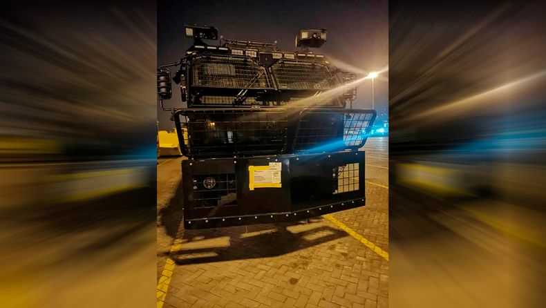 Nuevo carro lanzaagua de Carabineros.jpg