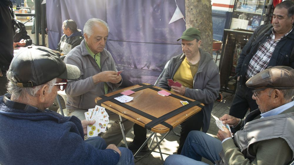 Adultos jugando brisca en Valparaíso - Imagen: Ingrid Olivares (@fotografías.ingridolivares)