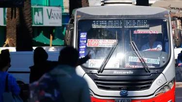 El Desconcierto | por cartel en el parabrisas chofer dueno y empresa de bus indemnizaran con 50 millones a familia de peatona muerta.webp