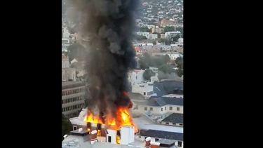 VIDEOS: Incendio de proporciones desata emergencia en el Parlamento de Sudáfrica