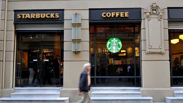 El Desconcierto | cerro local de starbucks por falta de personal y la despidieron justicia ordeno pagarle 5 mill y sindicato advirtio que no toleraran regimen de precarizacion.webp