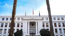 Denunció que municipio dejó contenedores frente a su casa que se convirtieron en basural: Corte ordena retirarlos en 10 días