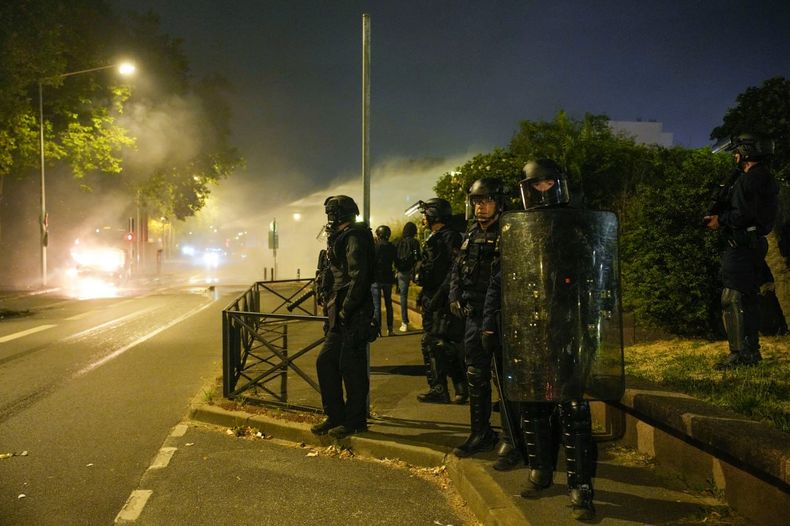Francia Disturbios deja 1.311 detenciones y 79 policias heridos.jpg