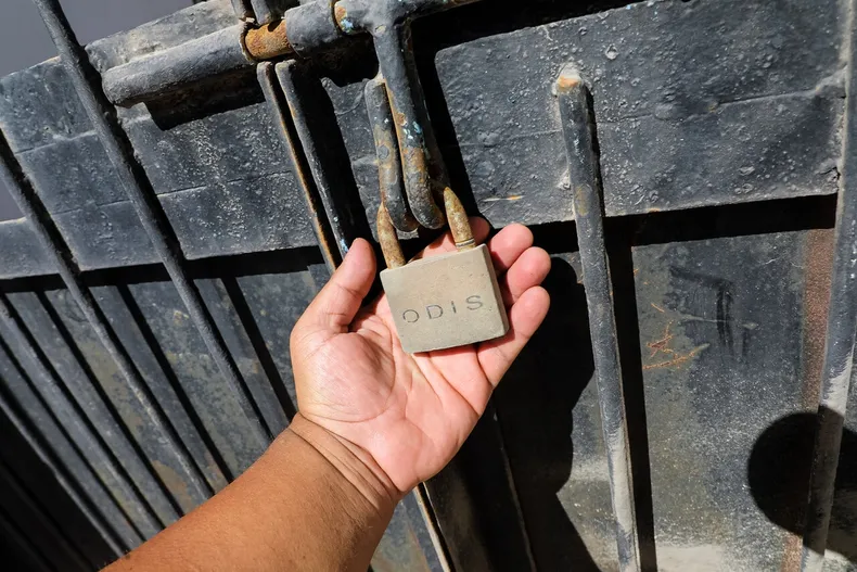 subarrendador le rompio puerta de bano para entrar y cerro local con candado por deudas ordenan reabrirlo al arrendatario 2.webp