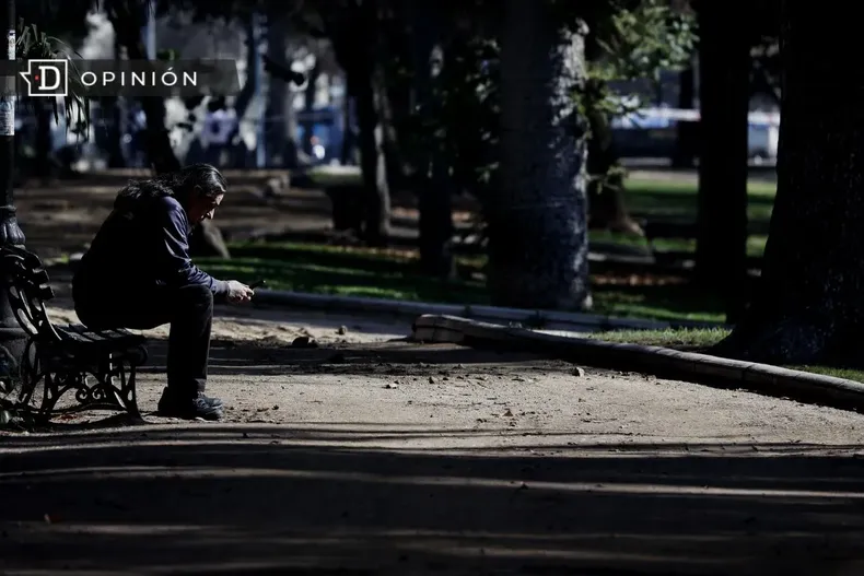 22767 un hombre solo sentado en la banca de un parque.webp
