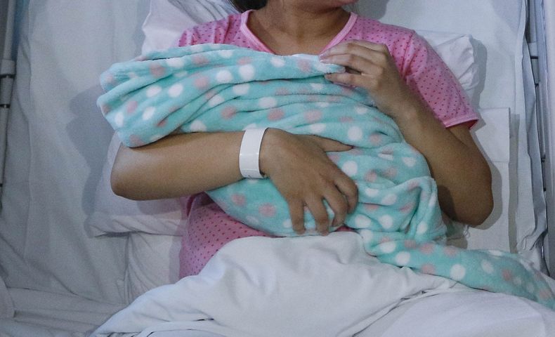 por provocar dano neurologico a nina recien nacida: hospital, medico y matrona deben pagar mil millones.jpg