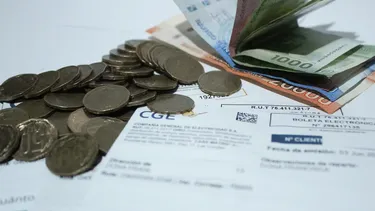 Clientes pagan su propia compensación: Revelan 2 cobros no detallados de empresas eléctricas