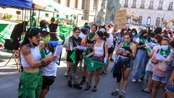 En la calle, afuera de la CC: Así vivieron las feministas histórica aprobación del aborto