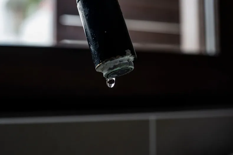 administrador corto agua y luz por deuda ya saldada y exigio pago anticipado para restituir  suprema ordeno reponer servicios.webp