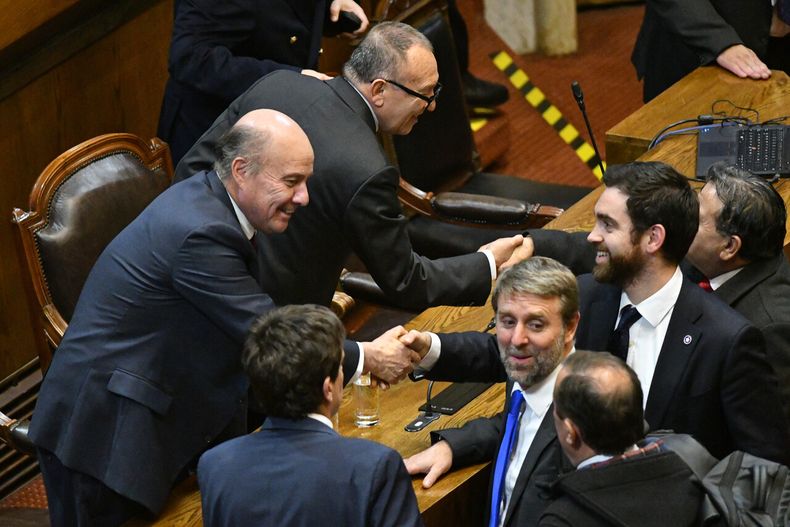 El ministro de hacienda Jorge Quiroz junto al ministro de segpres José García Ruminot - Agencia Uno