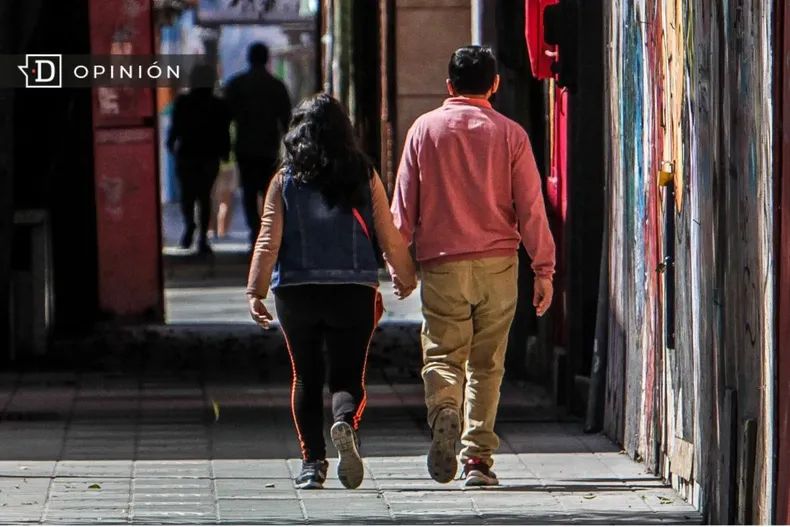 30116 una pareja caminando de la mano por la calle.webp