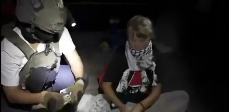 arrastraron a greta del pelo y la obligaron a besar la bandera israeli nuevos detalles del maltrato a thunberg en israel.webp