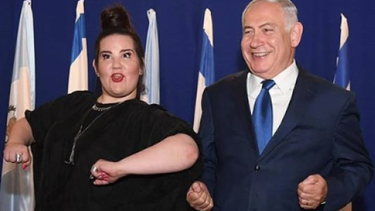 Sin vergüenza: Netanyahu recrea el baile de la gallina con famosa cantante israelí a dos días de matanza en Gaza