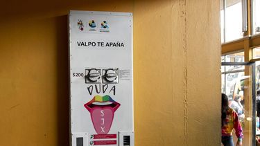 A sólo 200 pesos: Insuco de Valparaíso es el primer liceo con dispensador de condones