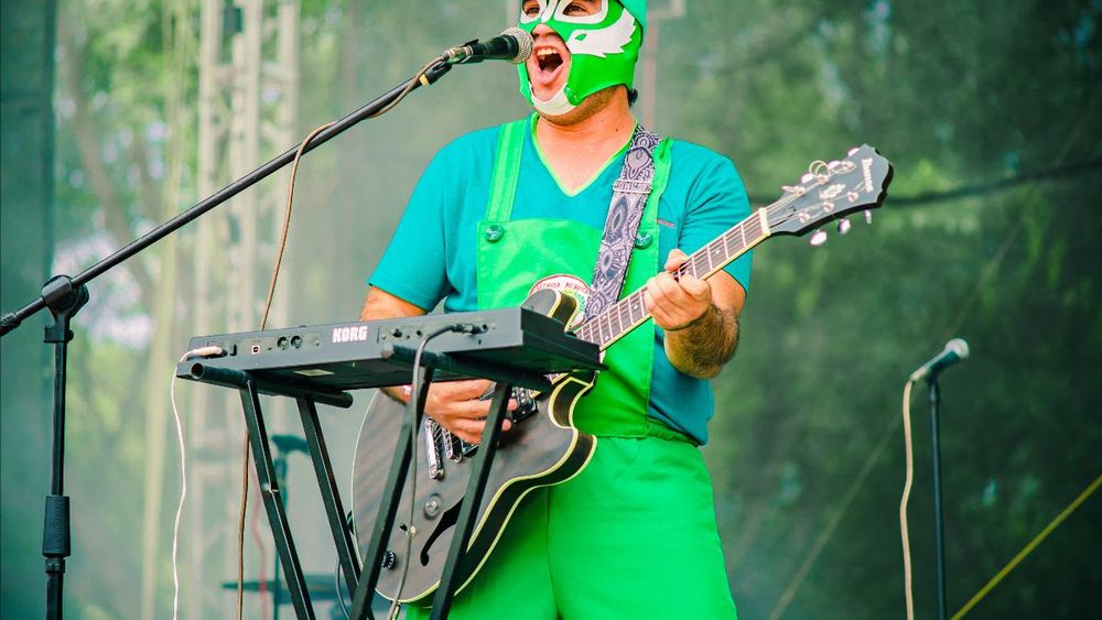 Lechuga Mecánica reivindica la locura y la energía en su rockera canción Niño chico loco