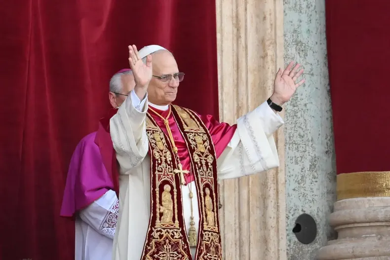 el viralizado perfil en rrss del papa leon xiv mas de 400 publicaciones desde memes virales hasta duras criticas a trump.webp