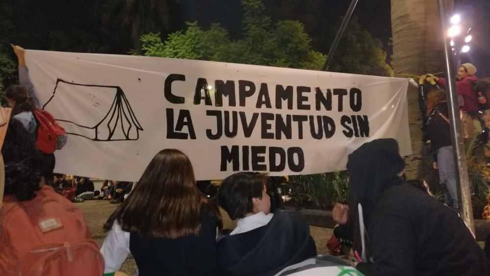 VIDEO| Fuerzas Especiales desaloja campamento simbólico por la educación en Plaza de Armas de Santiago