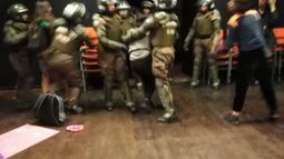 [VIDEO] Estudiantes de la toma de Campus Oriente de la Universidad Católica son desalojadas por FF.EE