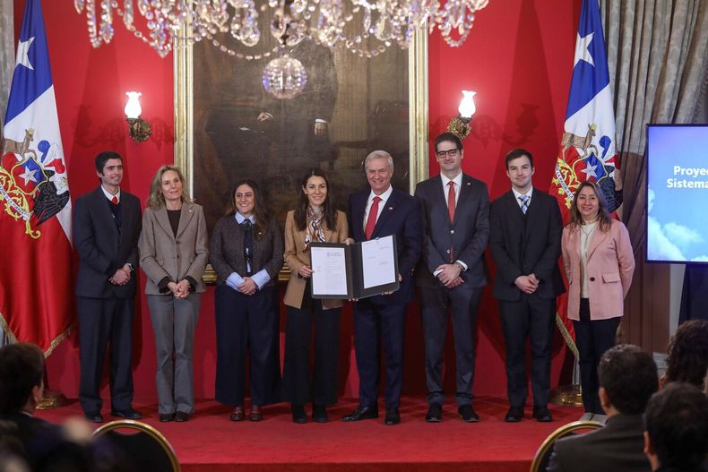 El Presidente José Antonio Kast, acompañado de la ministra de Educación, María Paz Arzola, presenta proyecto de ley que modifica el Sistema de Admisión Escolar - Agencia Uno