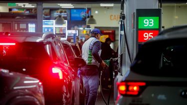 Imagen de gente cargandi bencina / Agencia Uno