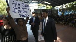 VIDEO| Profesora de Estación Central protestó frente a Piñera durante promulgación de Aula Segura