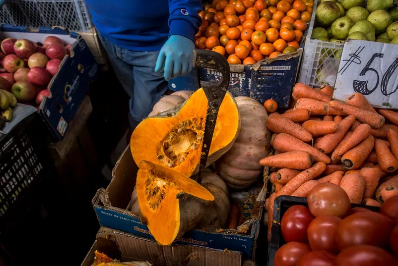 se cayo en local por fruta podrida en el suelo y pidio 30 millones de indemnizacion se rechazo demanda por falta de pruebas.webp