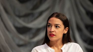Imputan cargos contra asaltante del Capitolio que amenazó de muerte a la congresista Alexandria Ocasio-Cortez