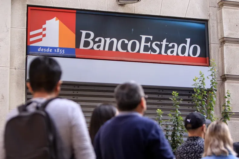 mujer logra en juicio que bancoestado restituya 1300000 girados por estafa telefonica suprema reprocho trato arbitrario.webp