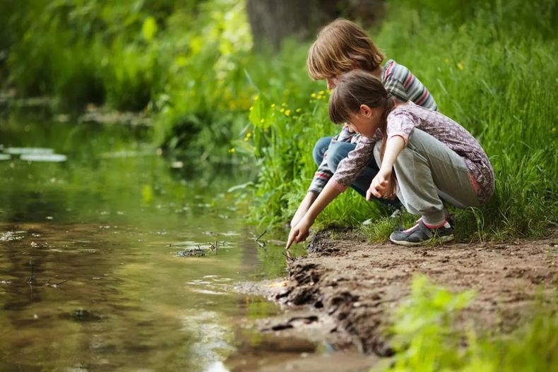 La académica Gabriela Riveros (UNAB), plantea que la temporada es una oportunidad para que las familias adopten prácticas de turismo sustentable con niños y niñas.