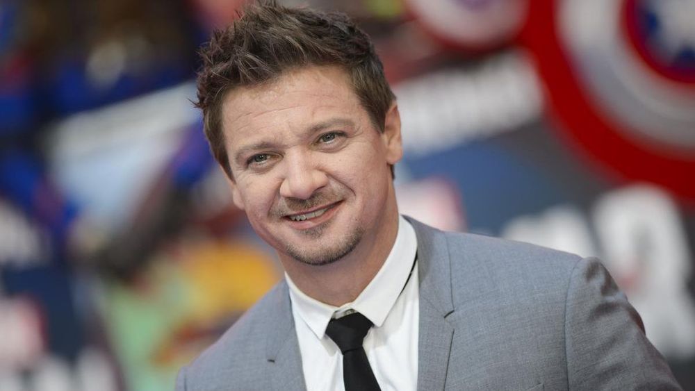 Impacto en Hollywood: Jeremy Renner sufre gravísimo accidente en la nieve
