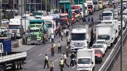 Camioneros siguen en paro este lunes pese al acuerdo: Alta congestión en Quilicura