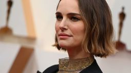 Natalie Portman deslumbra con su mensaje feminista en la alfombra roja de los Oscar