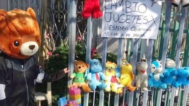 Niño de Tijuana, una de las zonas más golpeadas por el coronavirus, ofrece sus juguetes a cambio de comida