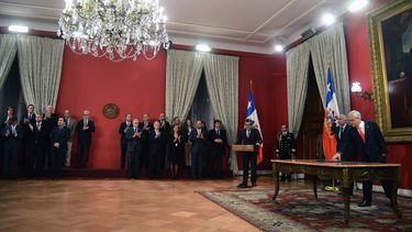 Piñera responde a baja en las encuestas y hace cambios en Educación, Cultura y Medio Ambiente